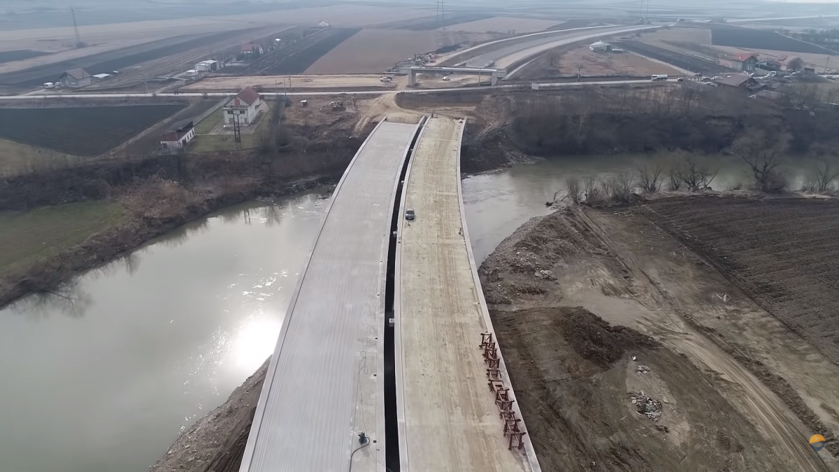 Csigatempó. Nem elég, hogy lassan haladnak a munkálatok az A10-es autópályán, egy szakaszt újra is kell aszfaltozzon a kivitelező •  Fotó: YouTube/Asociația Pro Infrastructură/képernyőfelvétel