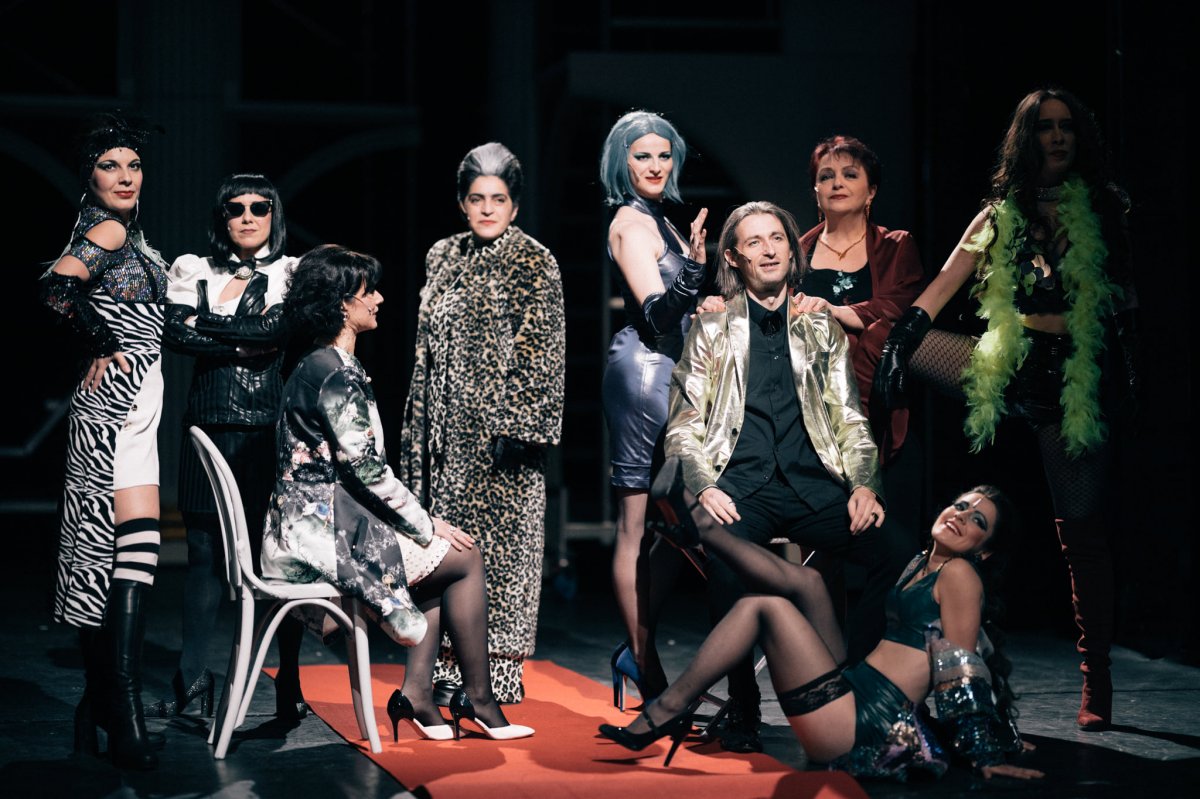 A Kilenc című, Györfi Csaba rendezte temesvári előadás Fellini 8½ című, félig önéletrajzi filmjének adaptációja •  Fotó: Csiky Gergely Állami Magyar Színház