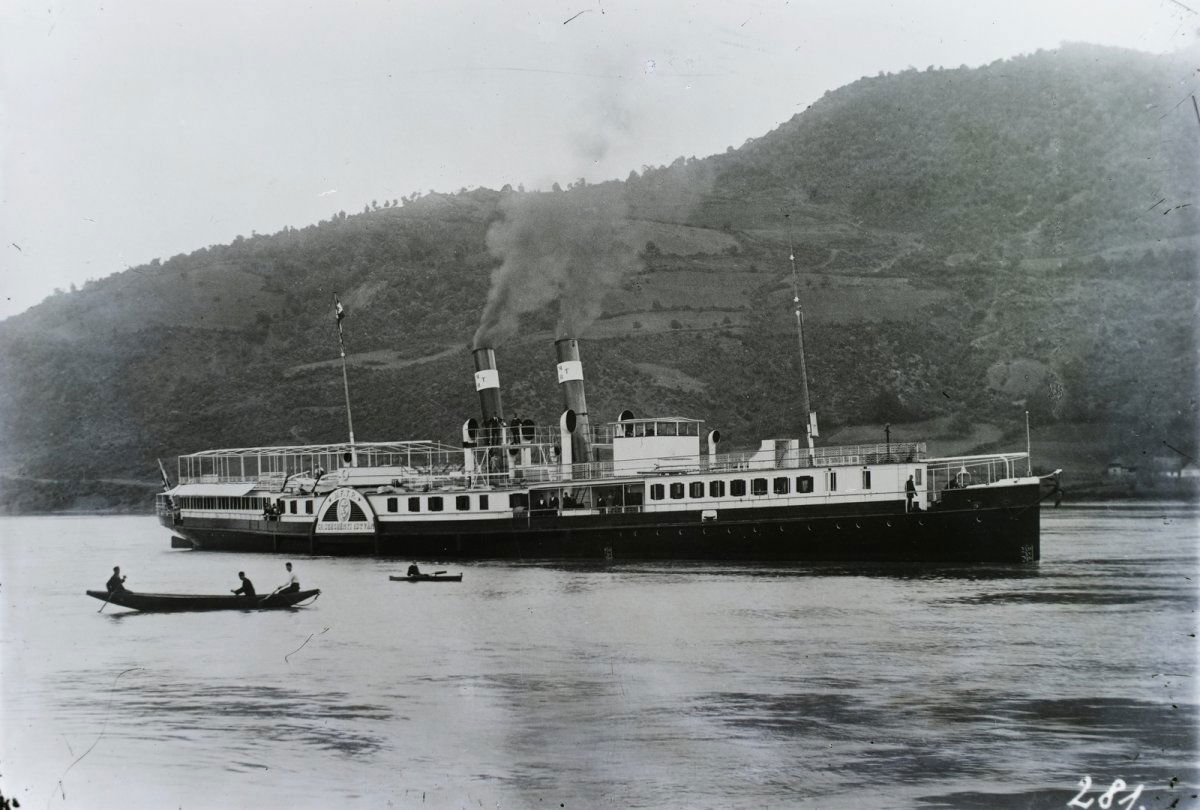 A Gróf Széchenyi István utasszállító lapátkerekes gőzhajó, a fotó 1900-ban készült Orsovánál. •  Fotó: Fortepan