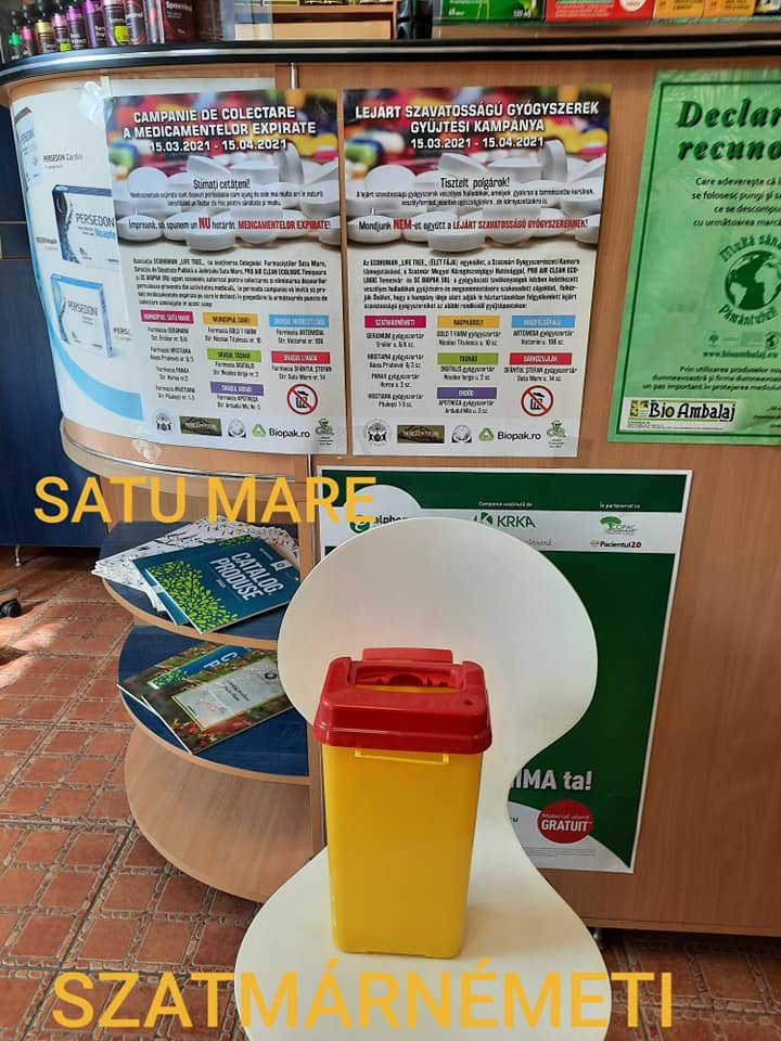 Szatmárnémeti patikákban is kihelyezték a konténereket és plakátokat •  Fotó: Facebook/Békéssy Erzsébet
