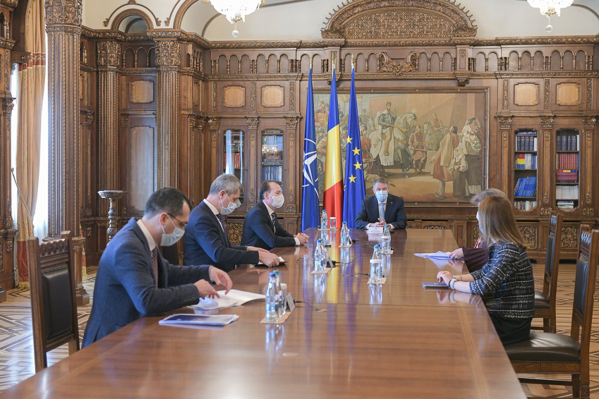 Beleszól? Vlad Voiculescu, Dan Barna és Florin Cîțu (balról jobbra) korábbi egyeztetése Klaus Iohannisszal • Fotó: Presidency.ro