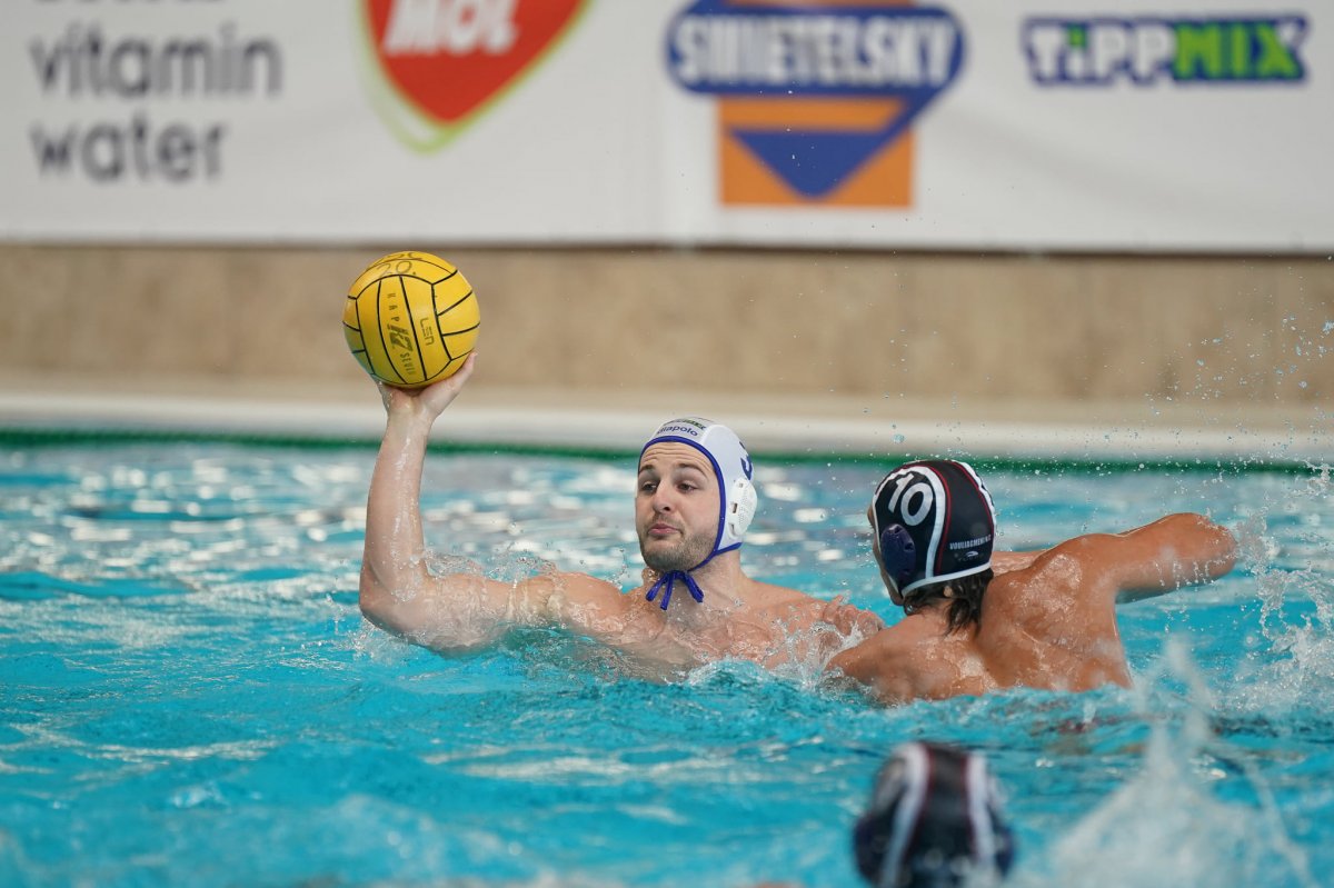 Manhercz Krisztián (labdával) vezérletével az OSC oda-vissza verte görög ellenfelét •  Fotó: OSC Waterpolo