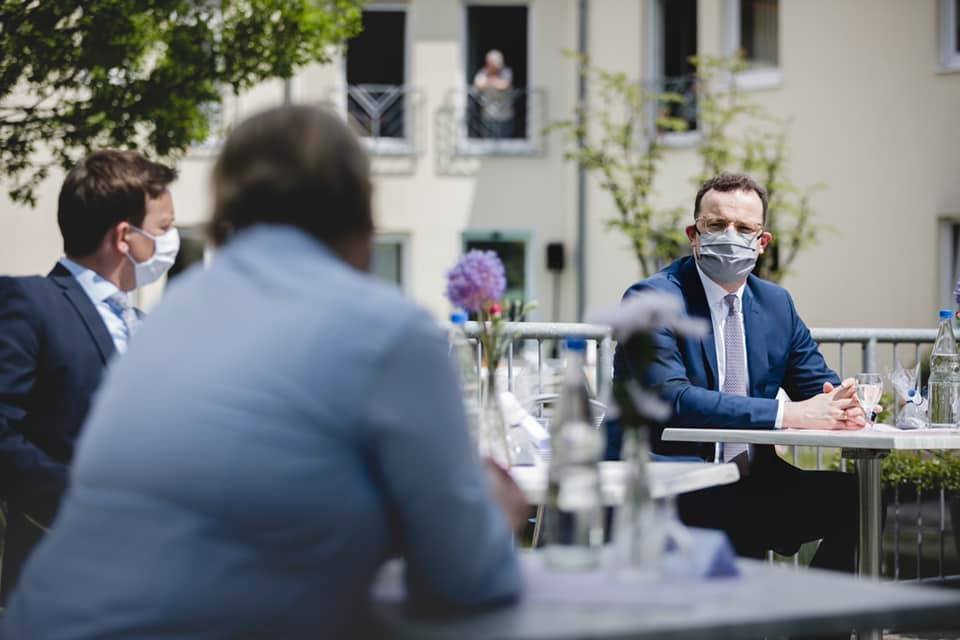 A teszteléses alapú nyitási lépések keretében a beoltottak előnyt élveznek majd a vendéglátó-ipari egységekben, boltokban • Fotó: Jens Spahn/Facebook