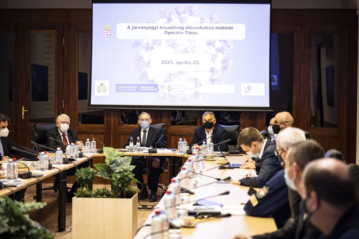 Orbán Viktor miniszterelnök, Pintér Sándor belügyminiszter és Kásler Miklós, az emberi erőforrások minisztere (szemben j-b) a koronavírus-járvány elleni védekezésért felelős operatív törzs ülésén • Fotó: MTI/Miniszterelnöki Sajtóiroda/Fischer Zoltán