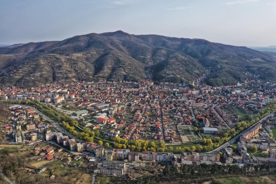 Szilágysomlyó és a fölötte magasodó Magura •  Fotó: Facebook/Șimleu Silvaniei Oficial
