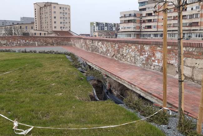 Veszélyben? Süllyed a föld a Bethlen-bástyában, orvosolni kell a bajt •  Fotó: Bihon.ro