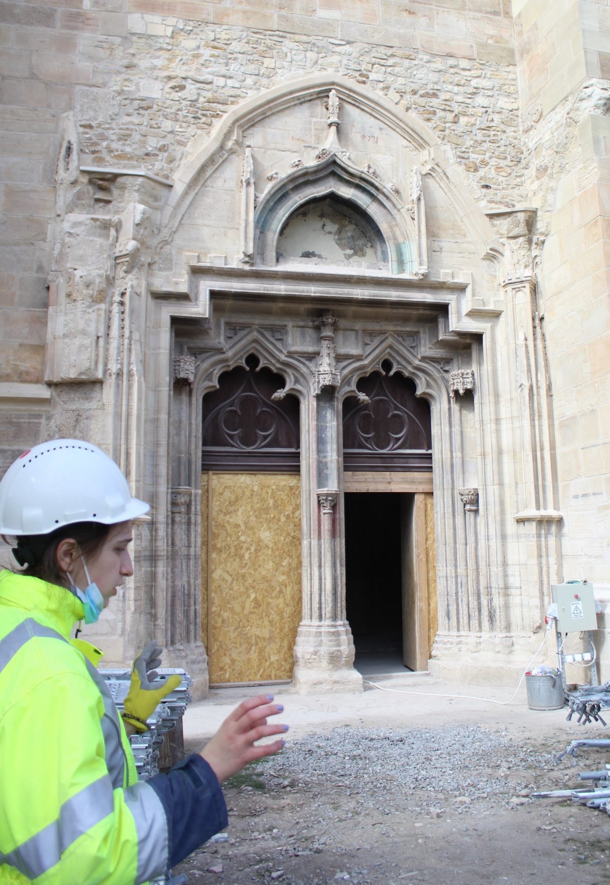 Jelenleg a már megtisztított déli kapuzatot használják a templomban dolgozók •  Fotó: Tóth Gödri Iringó