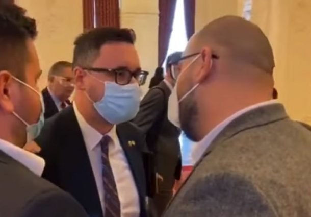 Tanasă (középen) többek között tetűnek nevezte vitapartnerét &bullet;  Fotó: Videófelvétel