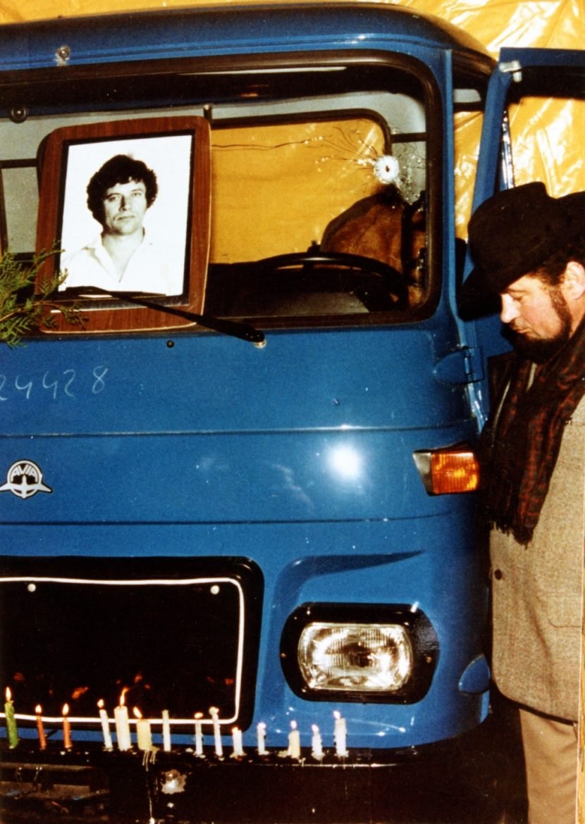 Emlékező az Aradon meggyilkolt Tóth Sándor (1945-1989) Avia teherautójánál 1989. december 23-án Hódmezővásárhelyen, a Kossuth téren &bullet;  Fotó: Mágori Sándor