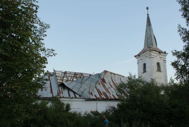 A templom a még álló toronnyal, vihartól megtépázott tetőzettel •  Fotó: Teleki László Alapítvány
