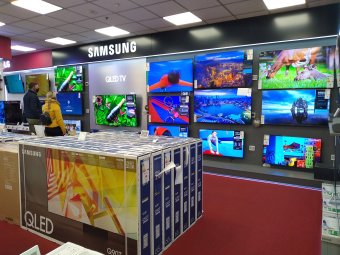 Visszaszorul a készpénz: jövőre már bankkártya kellhet egy drágább tévé megvásárlásához