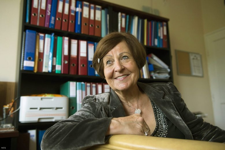 Dr, Bagdy Emőkét tanártársai
vérbeli pedagógusnak
tartják, aki otthonosan mozog
a tudományos, akadémiai közegben
és az ismeretterjesztés
területein egyaránt •  Fotó: Facebook/Prof. Dr. Bagdy Emőke