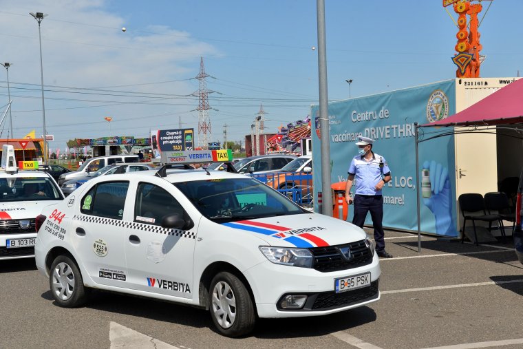 Konvojban oltatják be magukat az aradi taxisok