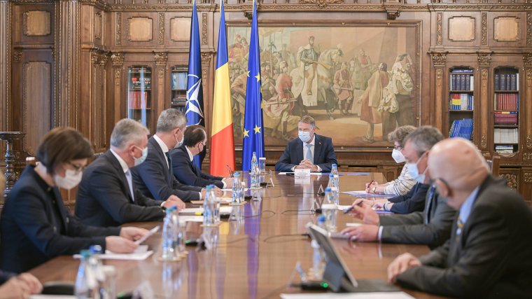Iohannis: május 15-től nem kell maszkot hordani nem zsúfolt kültereken, megszűnnek az éjjeli korlátozások