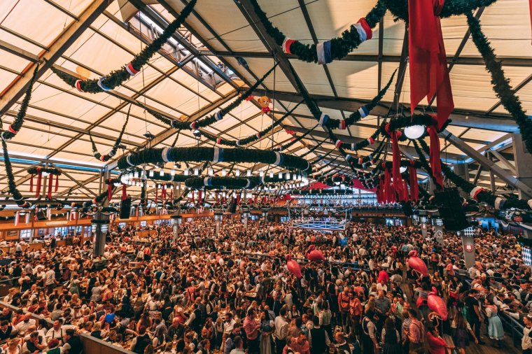 A két év kihagyás után megrendezett Oktoberfest első estéjén percenként szállították az egészségügyi állomásra a „sörhullákat”