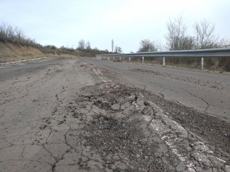 Reggel átadták, estére tönkre is ment egy frissen kátyúzott erdélyi útszakasz