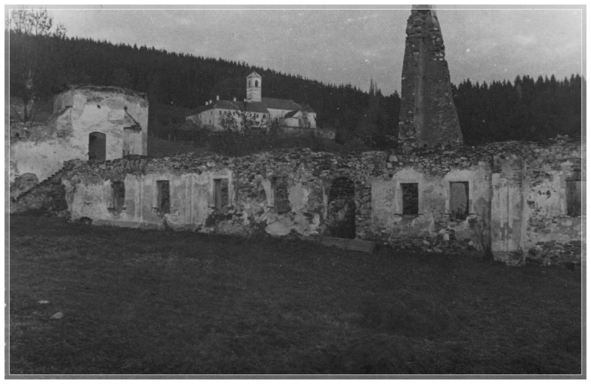 A kastély, háttérben a kolostor (1976 körül) 