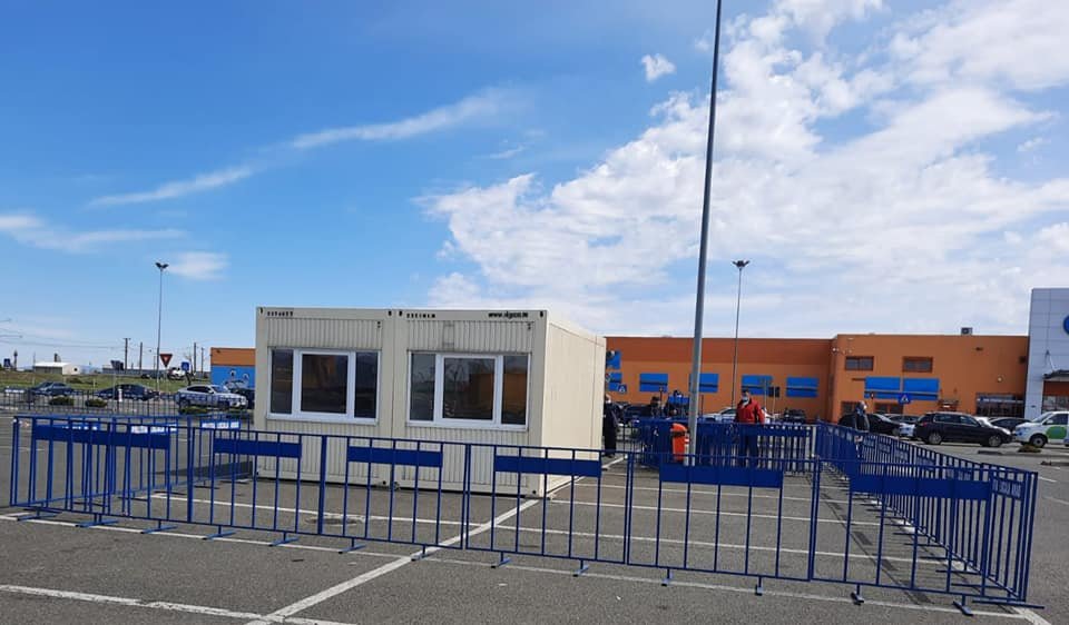 Alakul az aradi drive-through oltópont •  Fotó: Facebook/Lazar Faur
