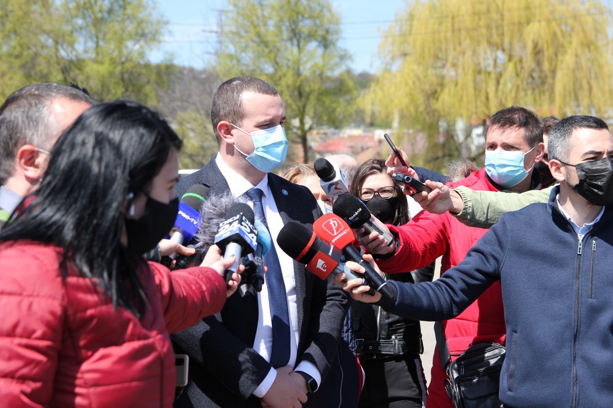 Tasnádi István Szilárd prefektus nyilatkozik a sajtónak •  Fotó: Jakab Mónika