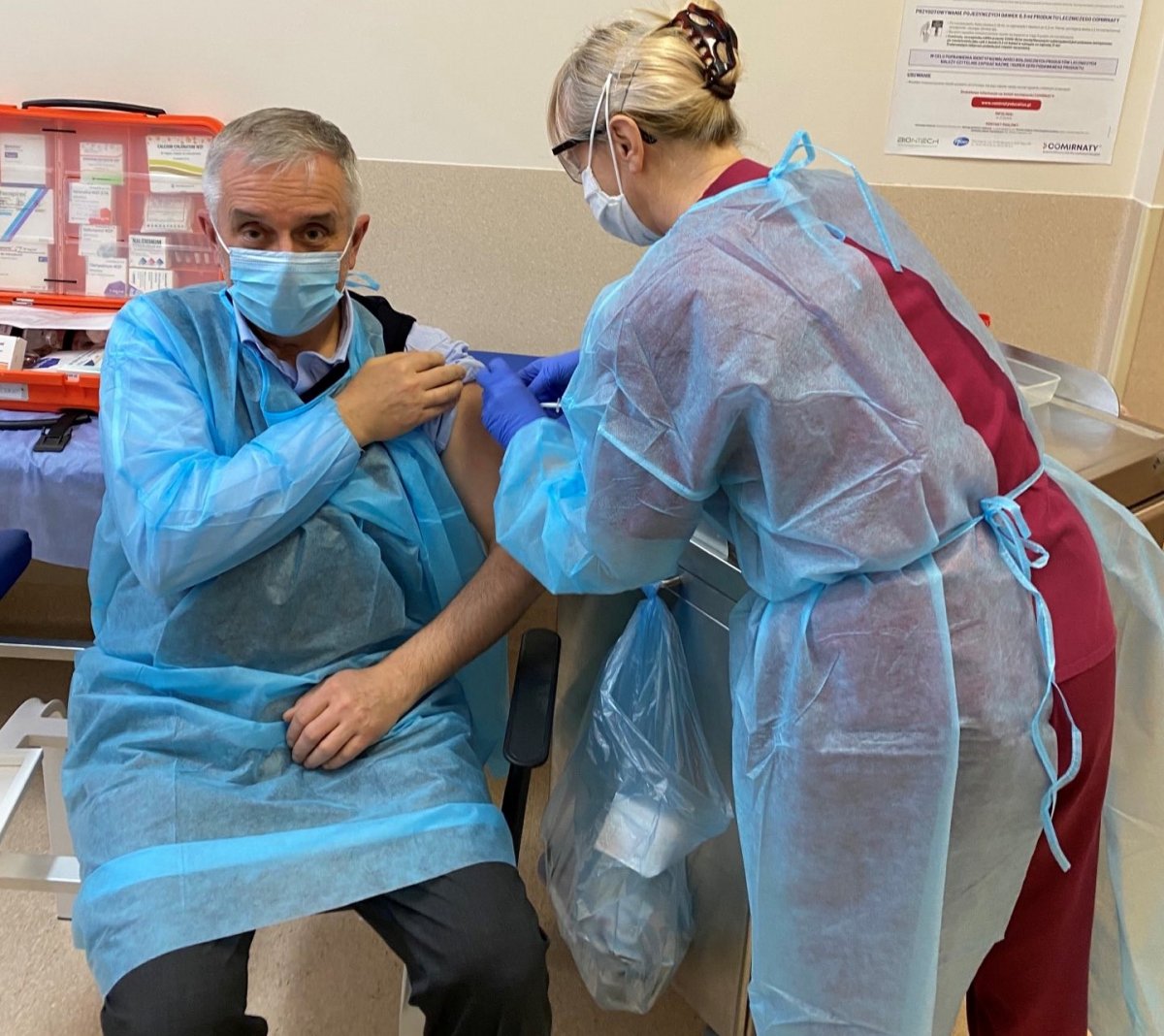 Roman Szelemej polgármester, amint épp megkapja a koronavírus elleni védőoltást •  Fotó: Roman Szelemej/Twitter