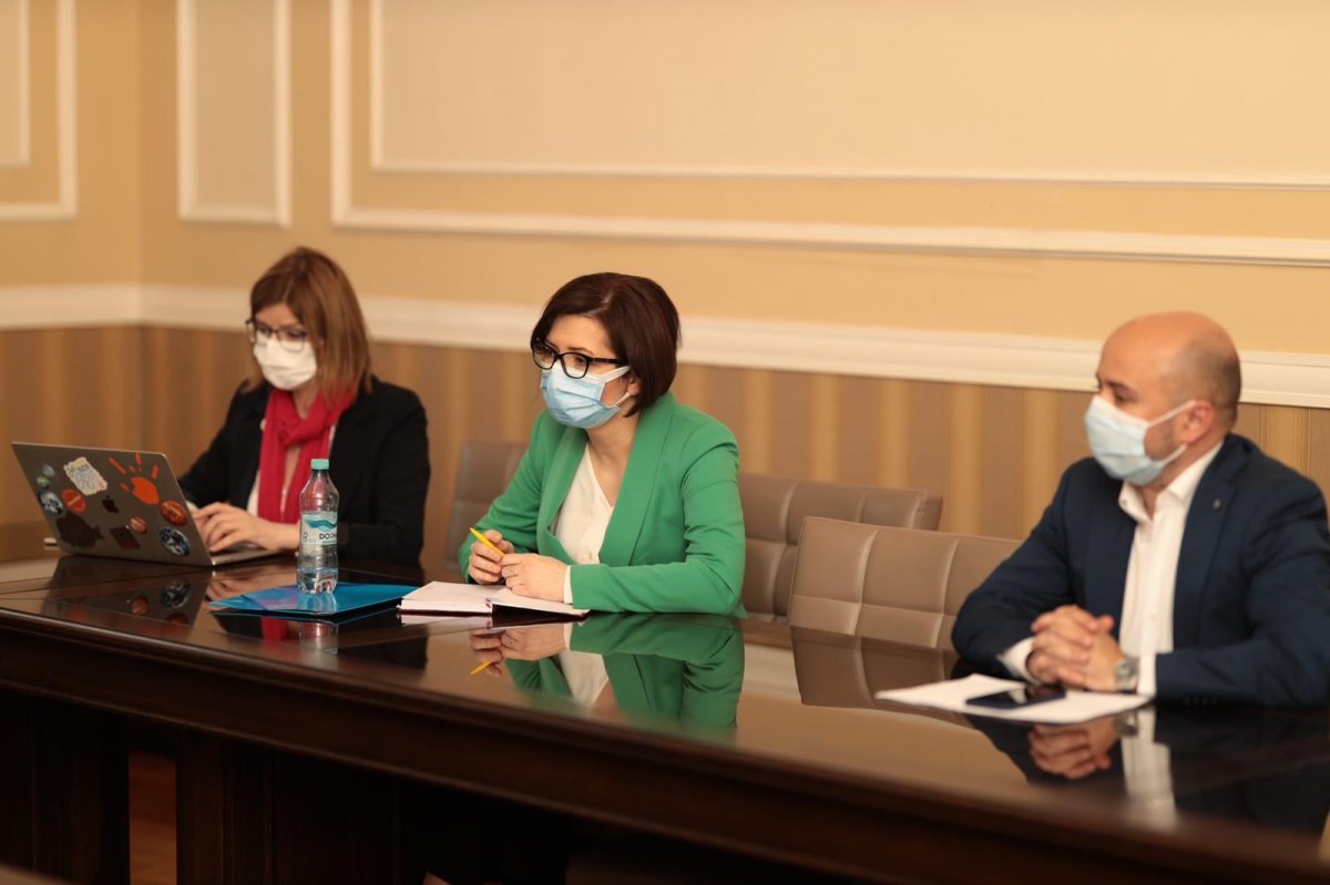 Ioana Mihăilă (középen): ne hozzuk kapcsolatba a politikával a halálesetek számát (archív felvétel) •  Fotó: Facebook/Ioana Mihăilă