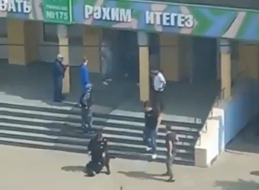 Felvétel készült az egyik merénylő elfogásáról &bullet;  Fotó: Videófelvétel