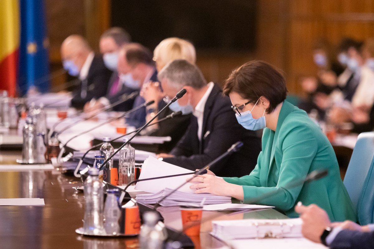 Ioana Mihăilă támogatja, hogy június 1-je után ne kelljen maszkot viselni az olyan irodákban, ahol minden személy immunizálva van •  Fotó: Gov.ro
