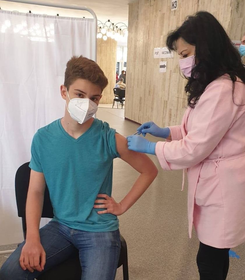 A román hatóságok tájékoztatása szerint ez  a 17 éves diák, Mihai Dăncaescu is beoltatta magát koronavírus ellen •  Fotó: Rovaccinare