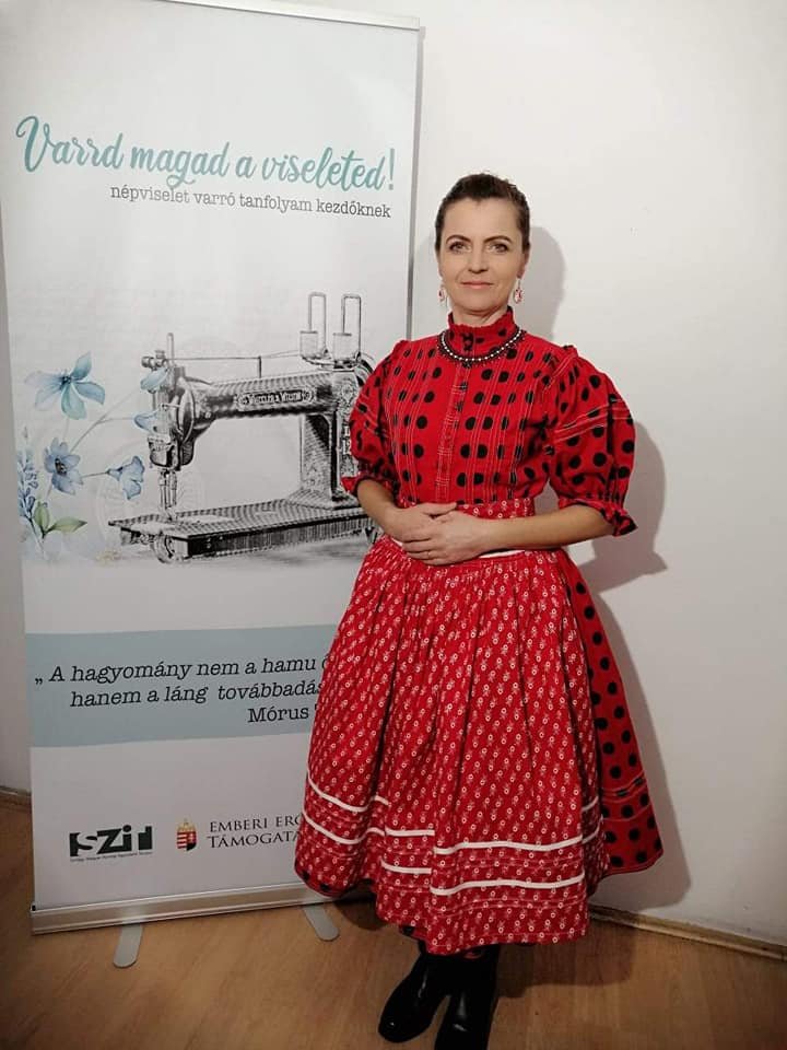 Közel hatszáz népviselet készült két év alatt a Varrd magad a viseleted! elnevezésű hagyományőrző program keretében •  Fotó: Facebook/SzIT