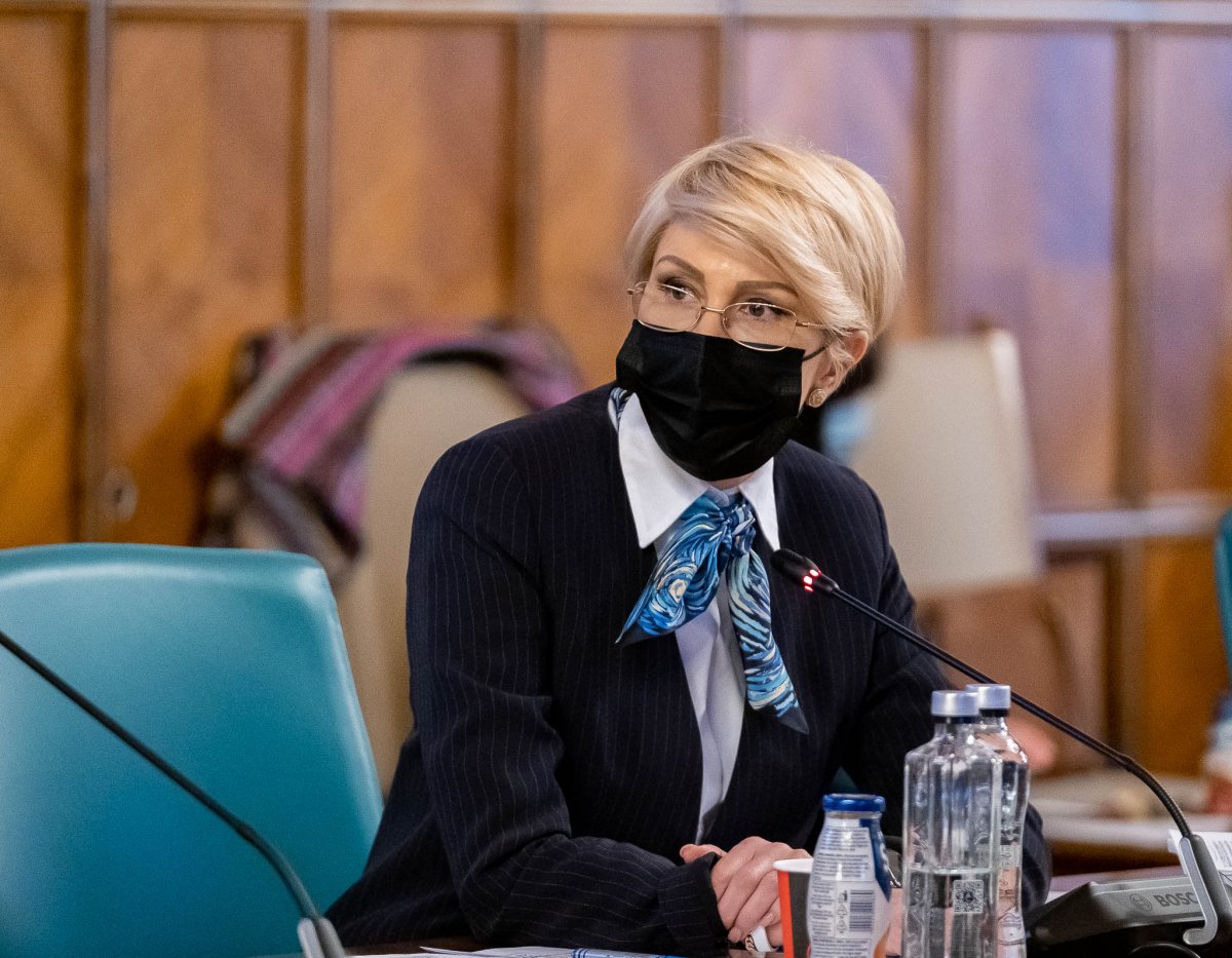 Raluca Turcan: a bruttó minimálbér közel 10,9 százalékos növelésével 2300 lejről 2550 lejre nő a nettó összeg •  Fotó: Gov.ro