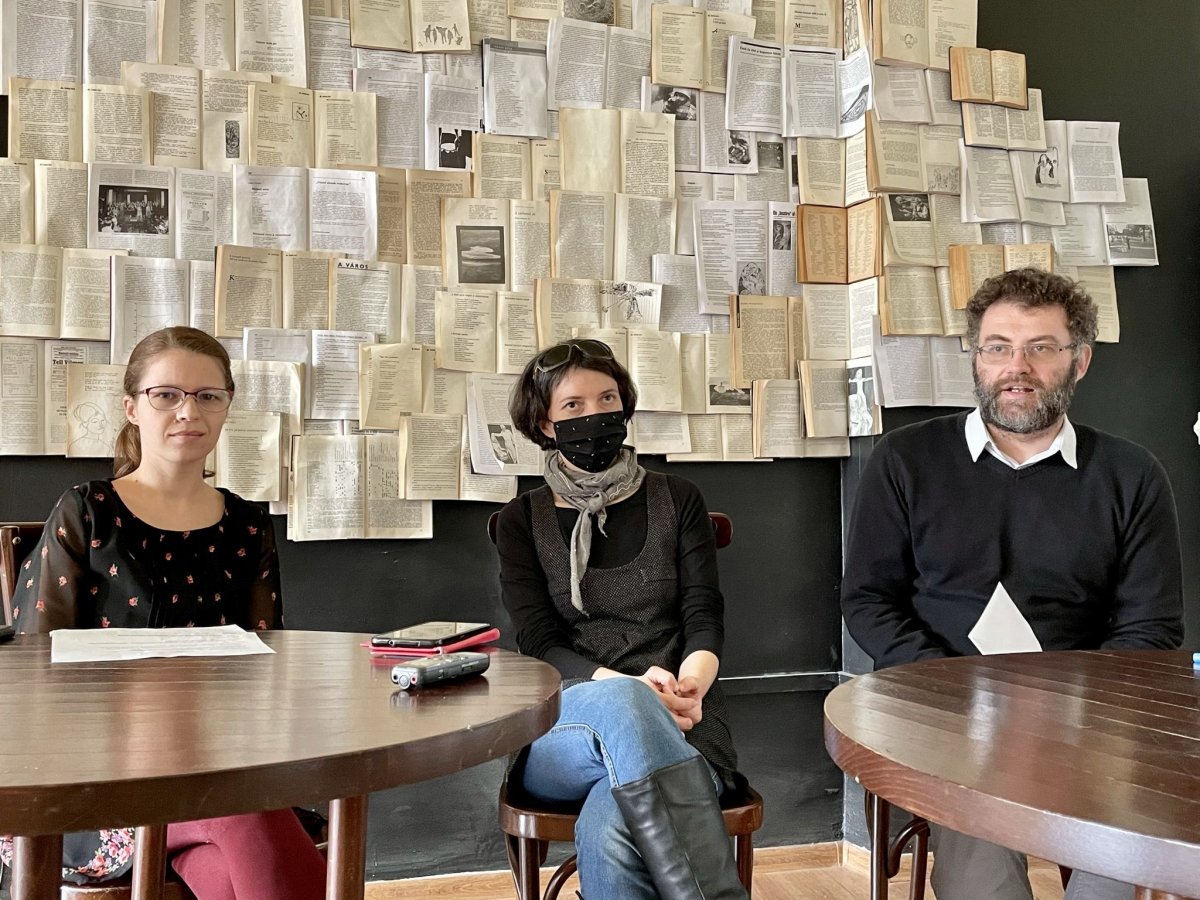 Keszeg Erika, Kassay Réka és Toró Tibor a Planetarium kávézóban tartott kolozsvári sajtótájékoztatón •  Fotó: Bálványos Intézet