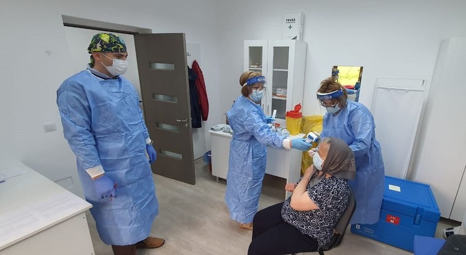 A Szilágy megyei mobil oltócsapat és vezetője, Csákvári Alexandru (balra) vidéken is immunizál •  Fotó: Szilágy megyei prefektúra