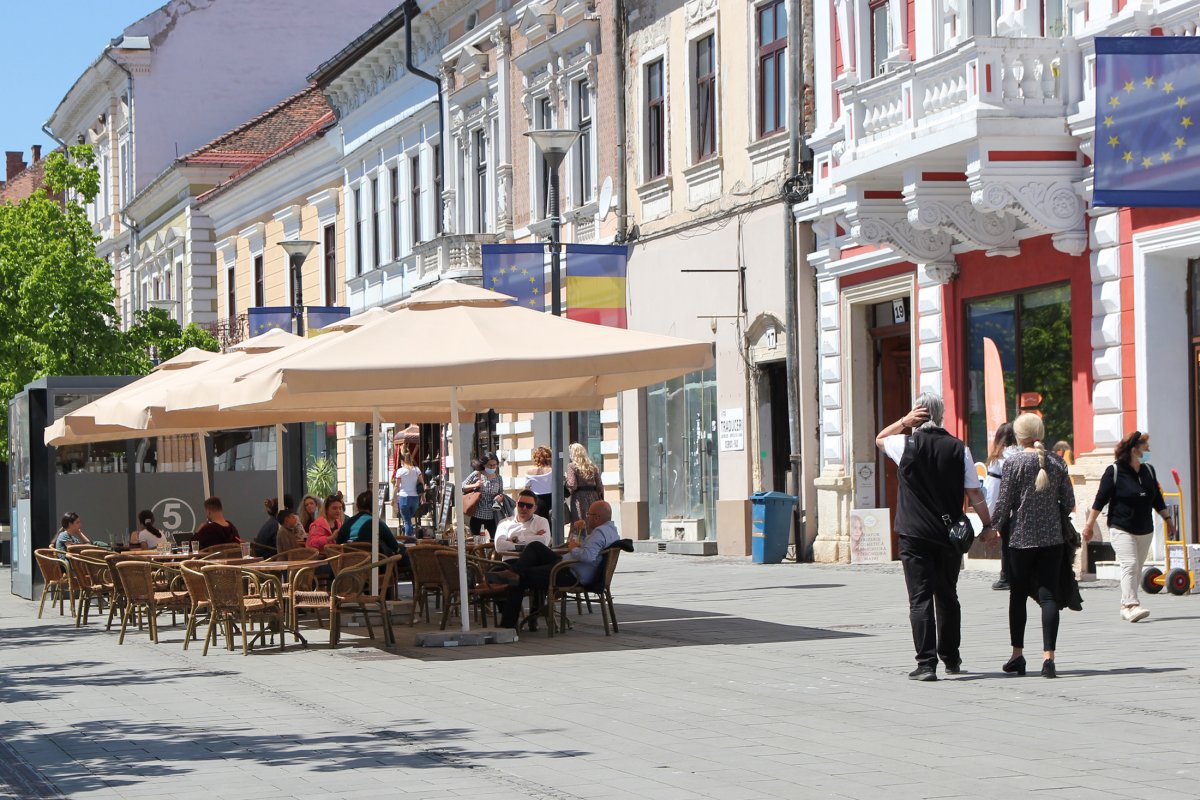 Semmire nem elég. A vendéglátóiparban havi 970–1500 lejt kaptak azok, akik kényszerszabadságon voltak, ezért sokan váltottak •  Fotó: Jakab Mónika