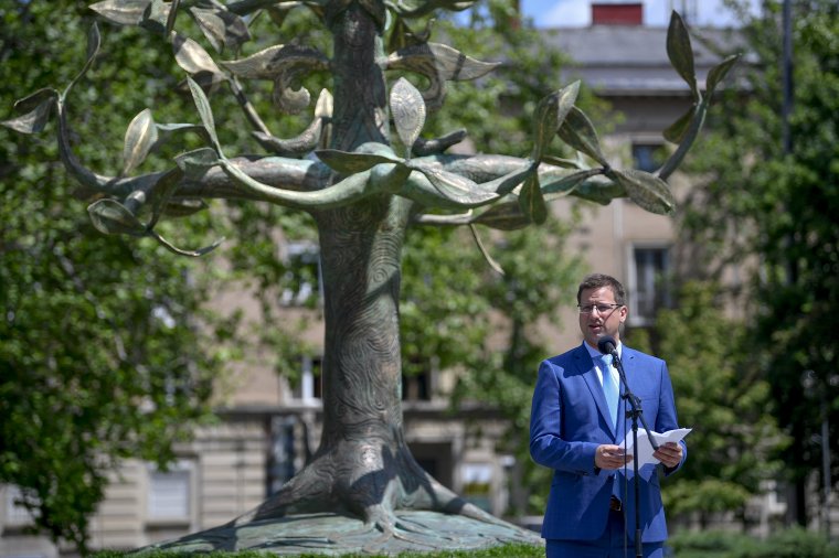 Gulyás Gergely: Magyarország felelősséget érez a határokon túl élő magyarokért