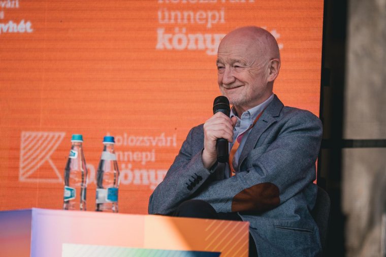 Komoly témákról sok humorral: jó hangulatú beszélgetés Nádasdy Ádámmal a Kolozsvári Ünnepi Könyvhéten