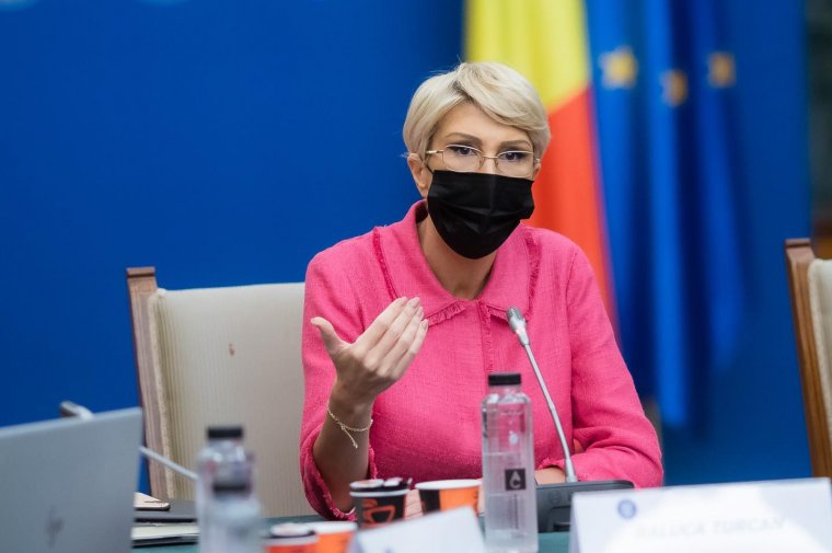 FRISSÍTVE – Meghosszabbították a járvány miatt kényszerszabadságra küldött alkalmazottak állami támogatását