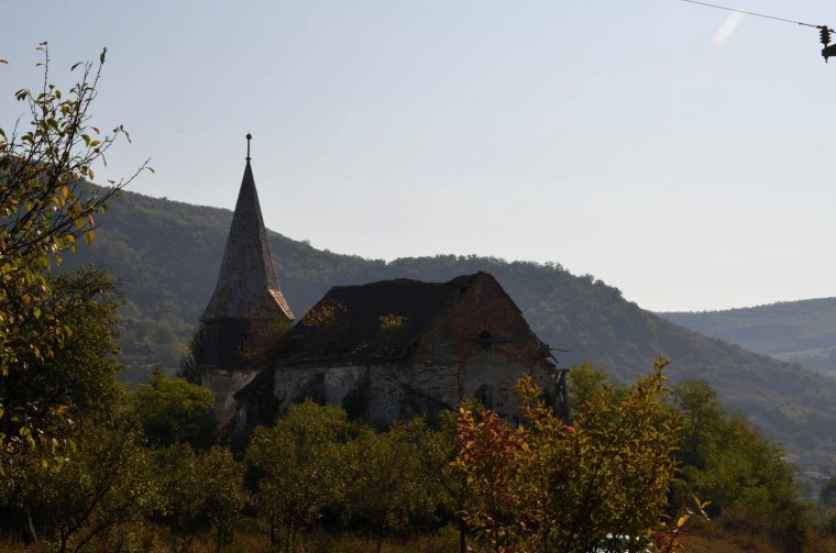 Megmentenék a vermesi templomot: adományokból, önkéntesekkel erősítenék meg a szász műemléket (videóval)