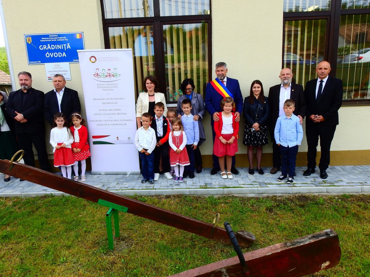 Vendégek és gyerek a csoportképen •  Fotó: Makkay József