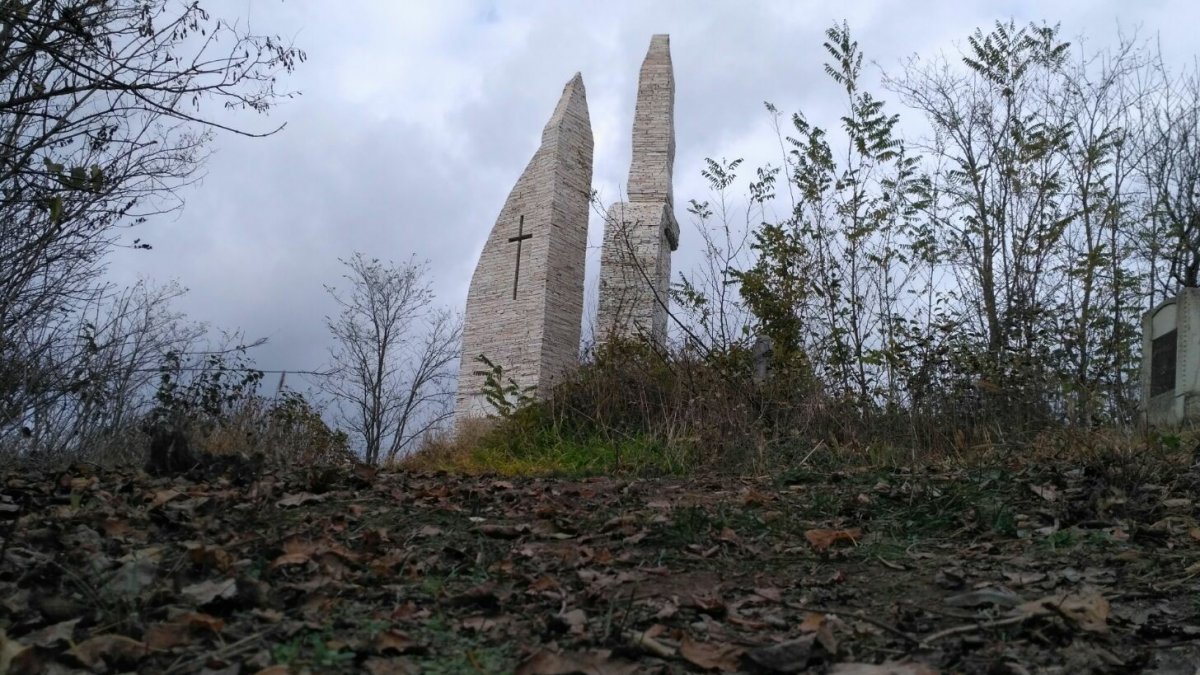 Az 1068-as cserhalmi csata emlékműve Kerlés és Cegőtelke határában, Kolozsi Tibor szobrász alkotása •  Fotó: Facebook/Cegőtelke