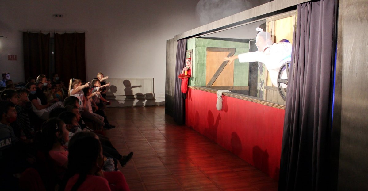 A Vitéz László című élőszereplős vásári bábjátékot az Arad megyei Kisjenőn is előadták a gyerekeknek ezen a héten • Fotó: Aradi Kamaraszínház