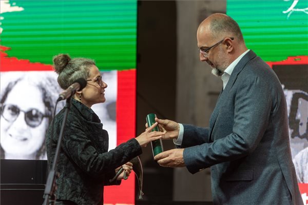 László Noémi átveszi a díjat Kelemen Hunortól •  Fotó: MTI/Kiss Gábor