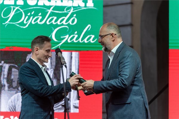 Zoltán Béla a díjátadón •  Fotó: MTI/Kiss Gábor