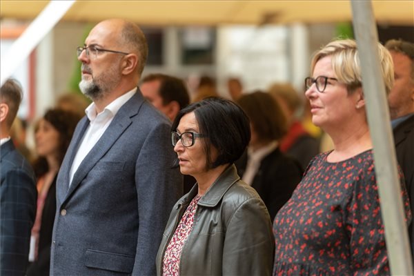 Kelemen Hunor RMDSZ-elnök, Brendus Réka, a nemzetpolitikai államtitkárság főosztályvezetője és Hegedüs Csilla államtitkár •  Fotó: MTI/Kiss Gábor