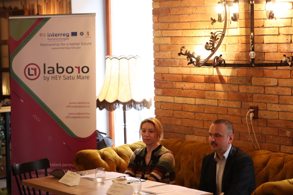 Csengeri Zsolt projektmenedzser: a célcsoportot azok a fiatalok alkotják, akik hátrányos helyzetből indulnak a munkaerőpiacon •  Fotó: Facebook/Laboro - by HEY Satu Mare