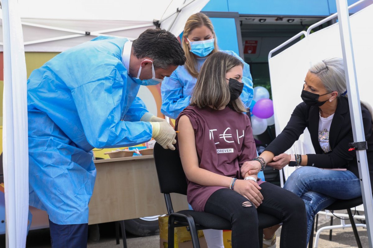Valeriu Gheorghiţă katonaorvos diákot olt be koronavírus ellen Bukarestben •  Fotó: Rovaccinare