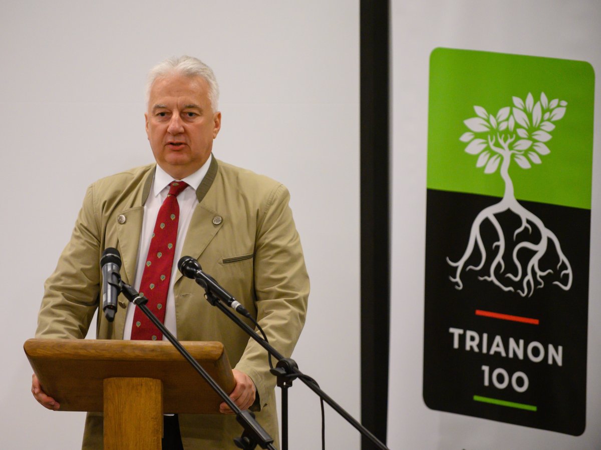 Semjén Zsolt előadást tart Hol tartunk egy évszázaddal Trianon után? címmel a Nemzeti Összetartozás Konferencián Tihanyban •  Fotó: MTI/Vasvári Tamás