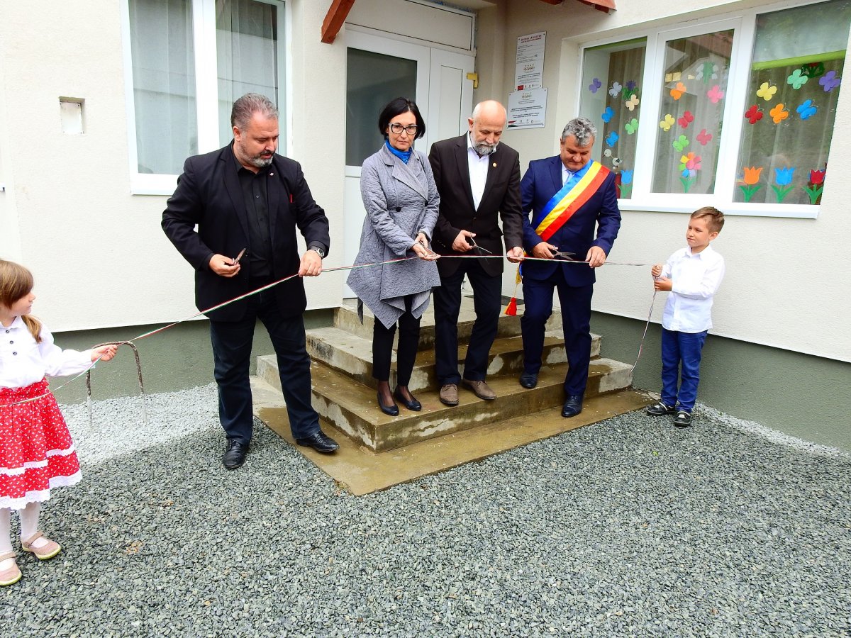 Szalagvágás. A felújított óvoda a helyi közösség összefogását dicséri •  Fotó: Makkay József