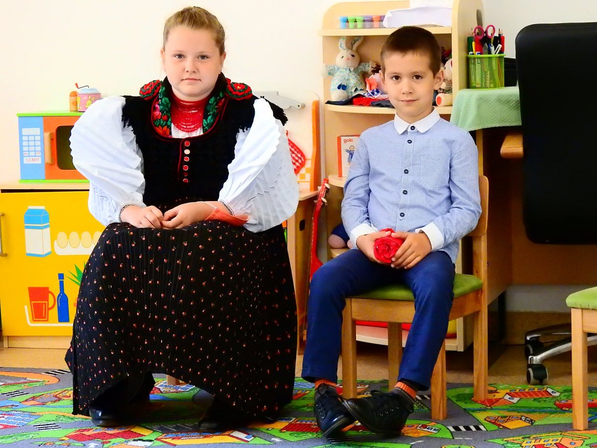 Széki népviseletbe öltözött kislány •  Fotó: Makkay József