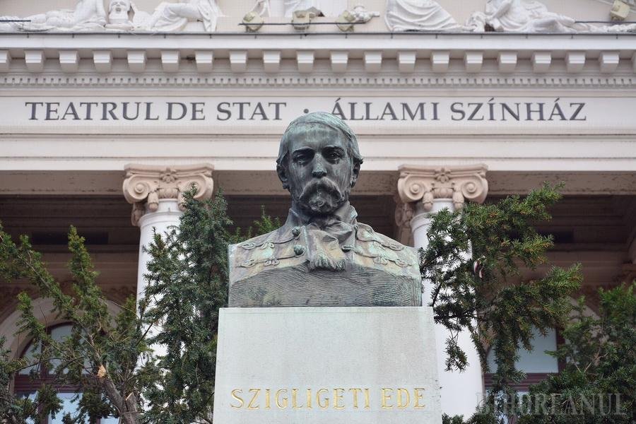 Szigligeti Ede mellszobra a róla elnevezett színház épülete előtt •  Fotó: Ebihoreanul.ro