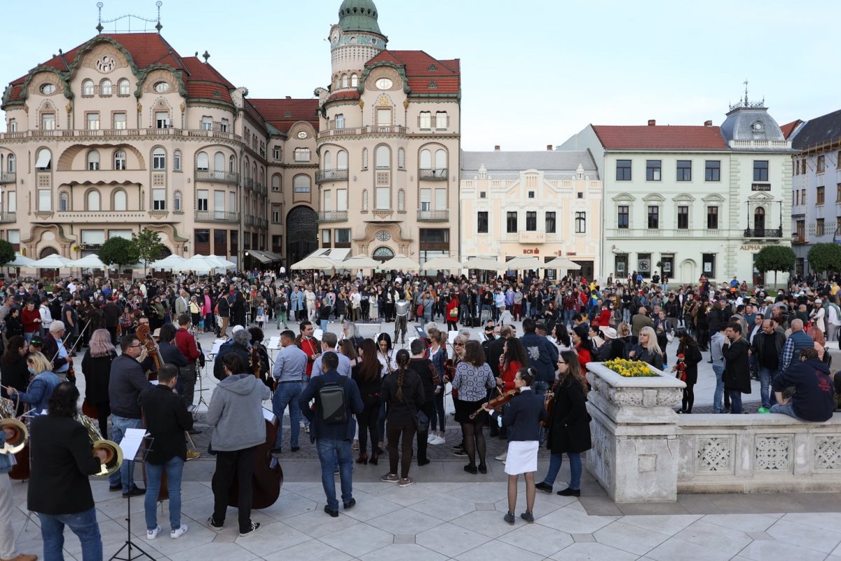 Megmozgatta a nagyváradiakat a kulturális intézmények ügye •  Fotó: Facebook/Szigligeti Színház Nagyvárad